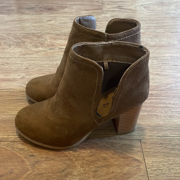 Rue 21 small brown suede ankle booties - Picture 2 of 4